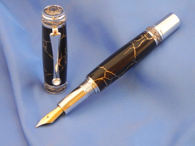 Fountain pen with crushed stone/gold